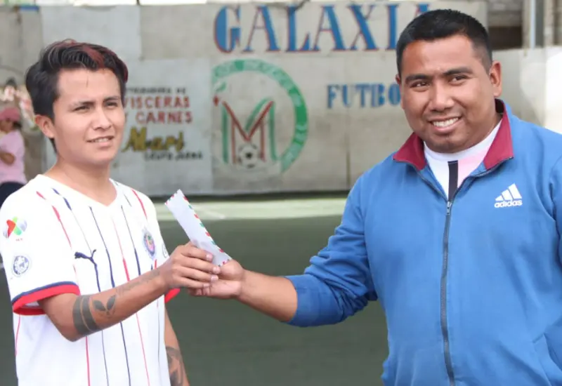 joven-recibe-sobre-de-hombre