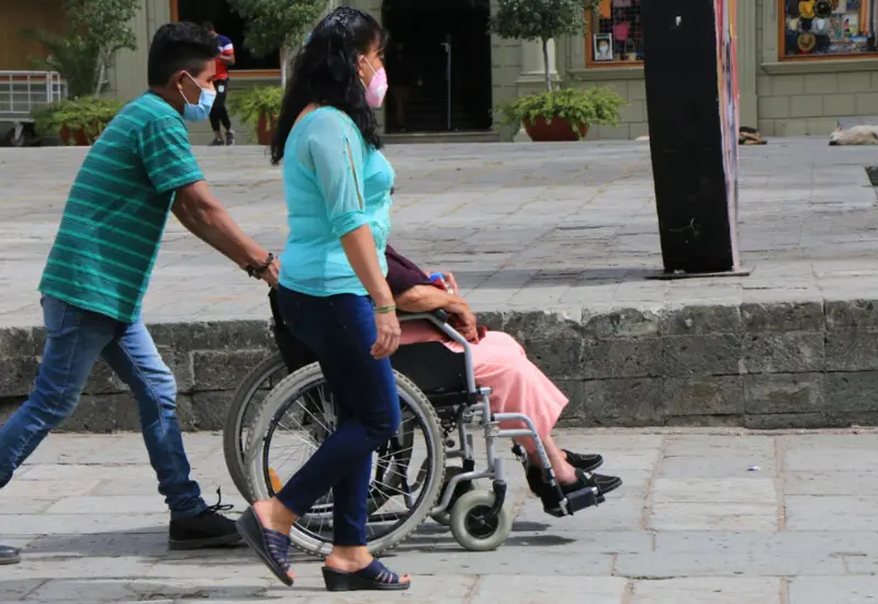 personas-caminando-en-compania-de-discapacitada