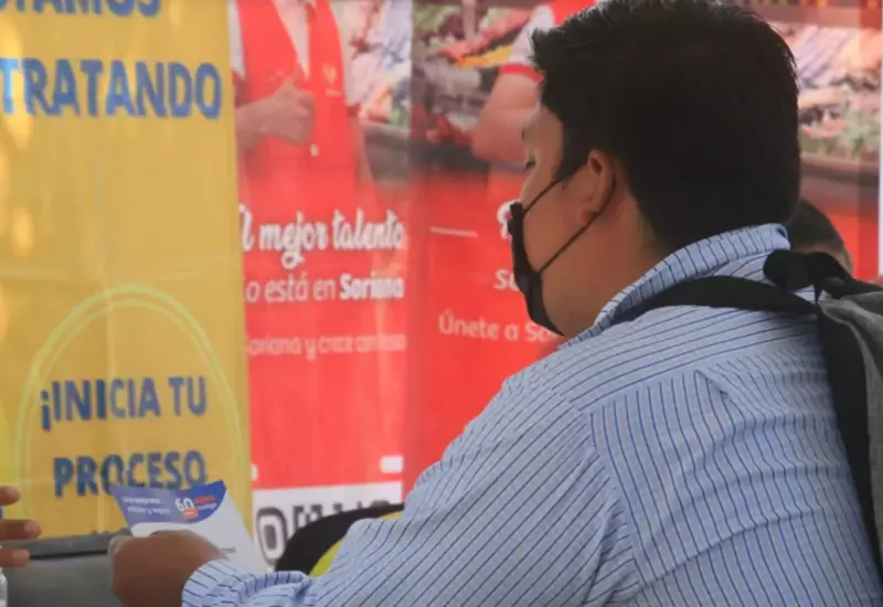 hombre-con-papel-en-mano