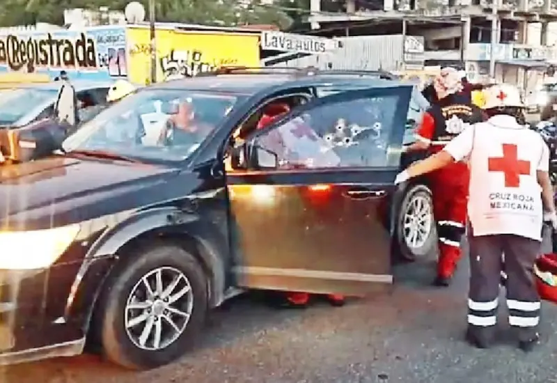 auto-con-balas-rescatistas-persona-muerta