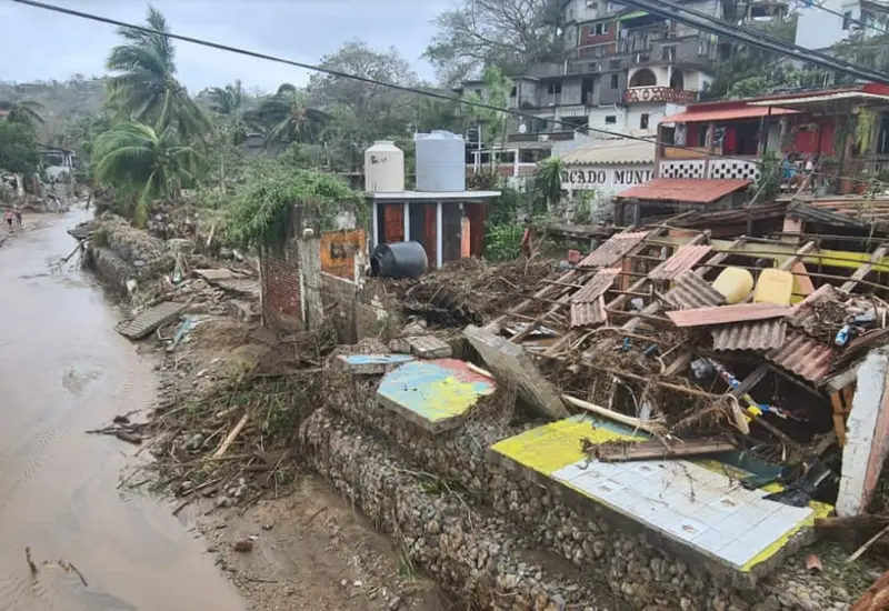 calle-afectada-por-desastre-natural-huracan