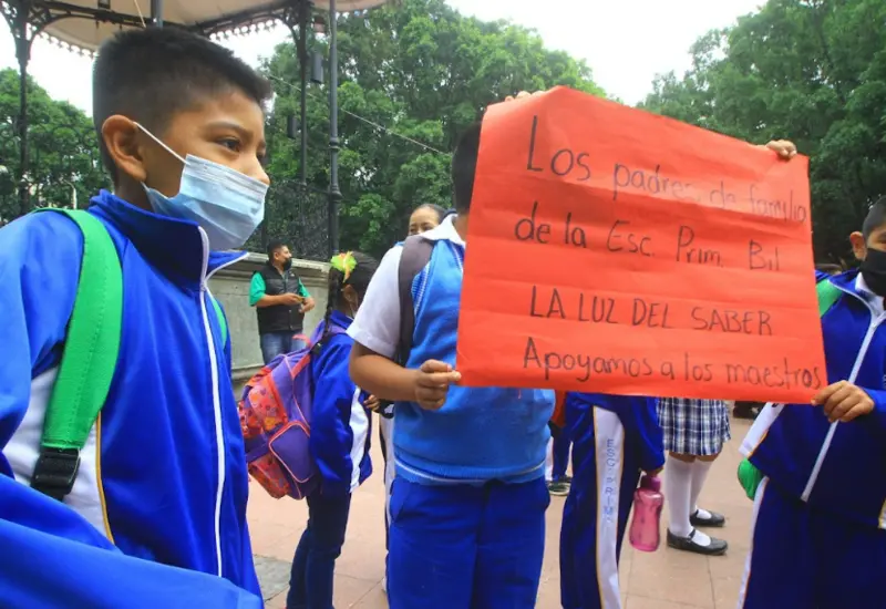 estudiantes-con-cartel
