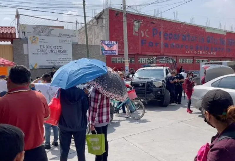 Se pidió apoyo a rescatistas quienes atendieron a la docente atacada.