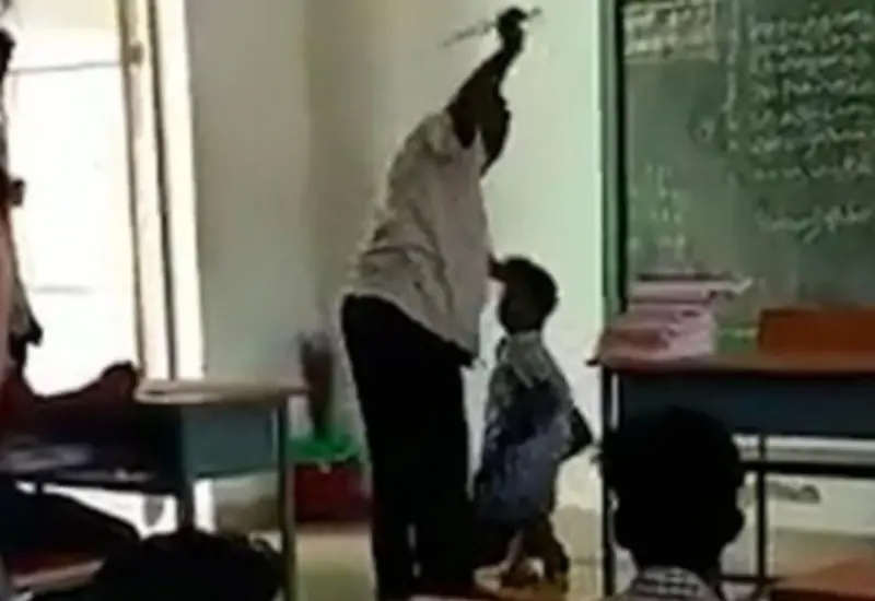 maestro-golpeando-alumno