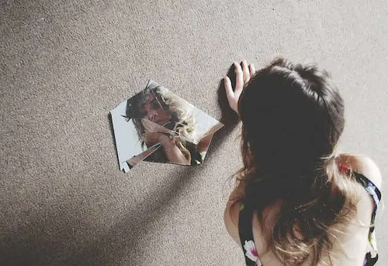 mujer_mirando_espejo_roto