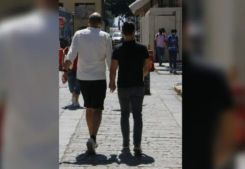 hombres-caminando-de-la-mano