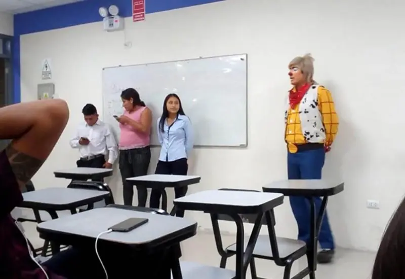 payaso_exponiendo_en_clase