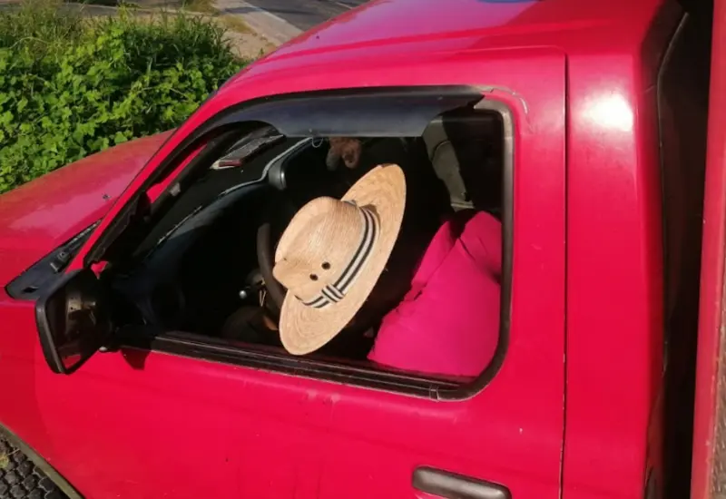 persona-camioneta-roja