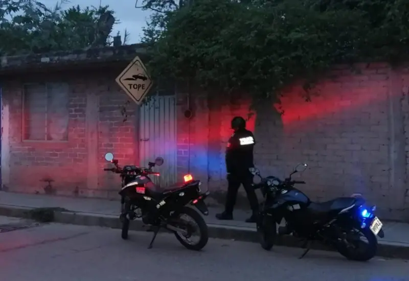 policias-fuera-de-casa