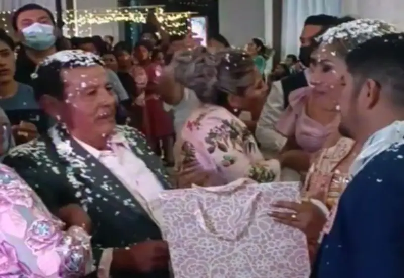 novios-recibiendo-regalo