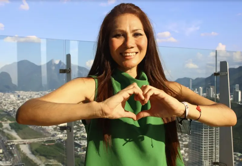 mujer-manos-forma-de-corazon