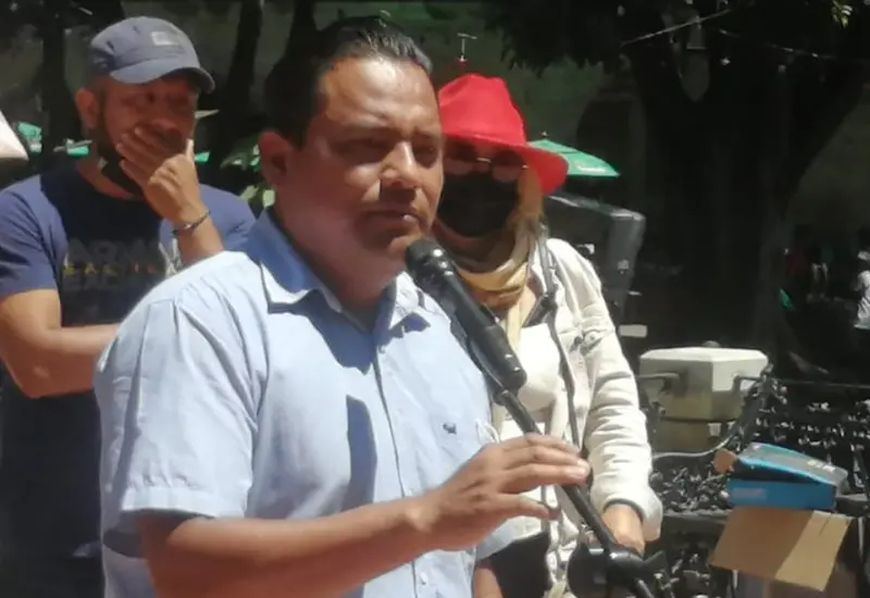 hombre-con-microfono