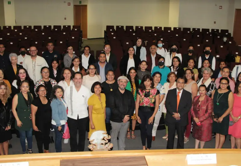 personas-posando-foto-felices
