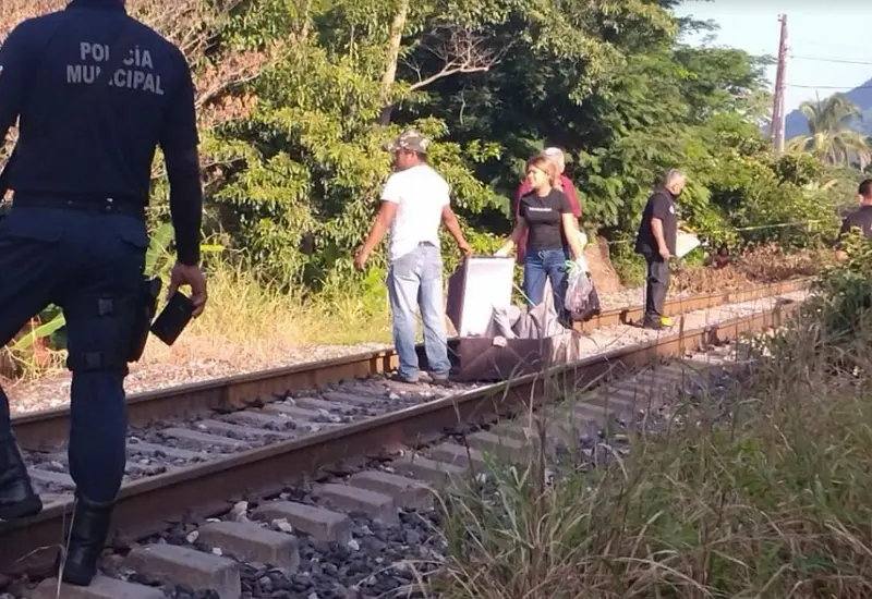 vias-de-tren-personas-policia