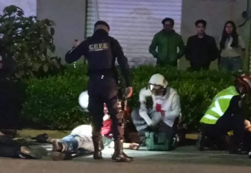 policia-calle-noche-personas-muertas