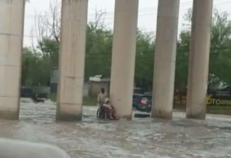 adultos-mayores-bajo-puente-lluvia