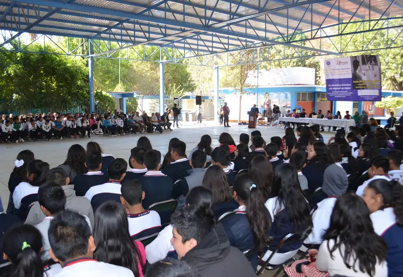 almunos-en-patio-sentados