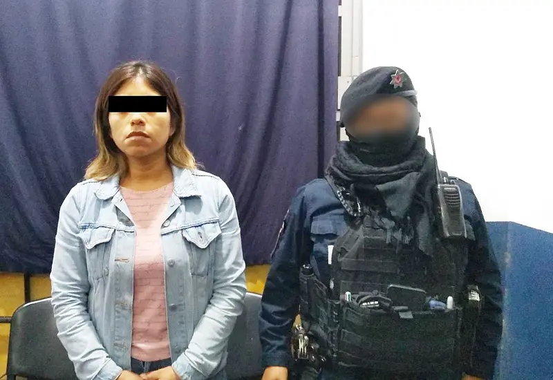 detenida y policía