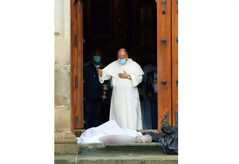 Presbítero bendice el cuerpo