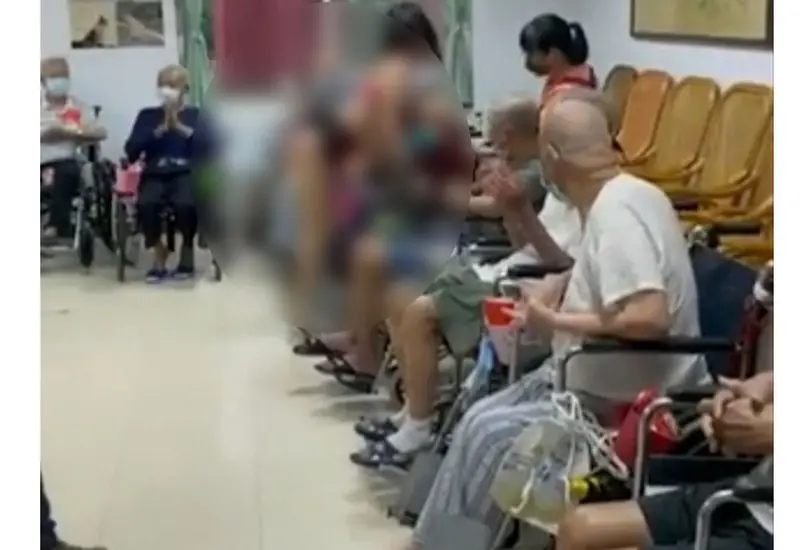 Bailarina sorprende a ancianos de asilo
