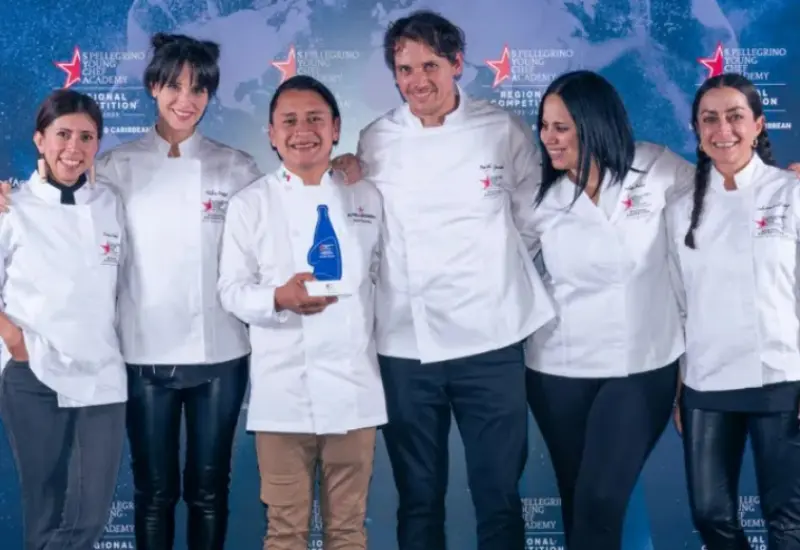 chef-recibe-premio-compañeros