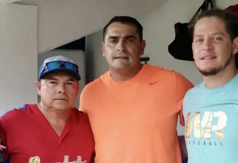 deportista-y-hombres-posan