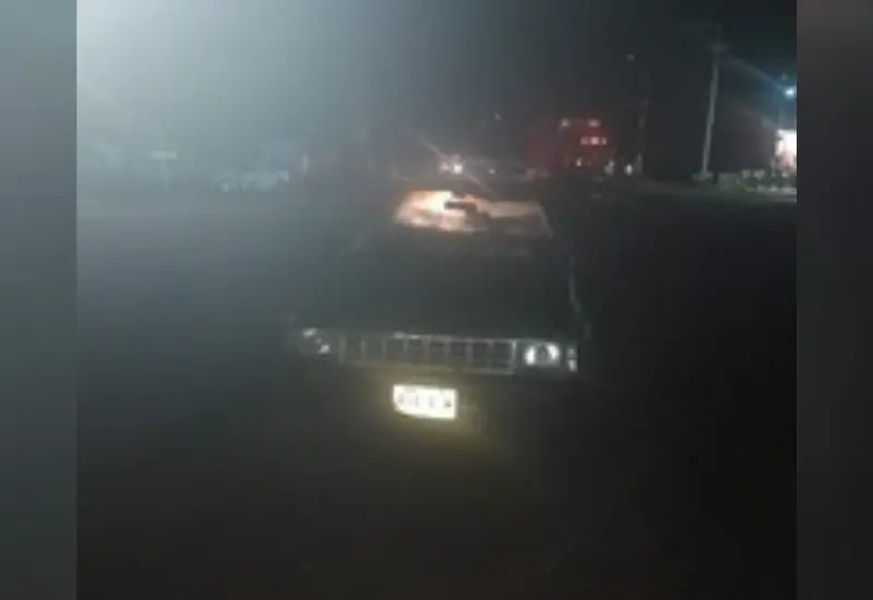 auto-viejo-noche