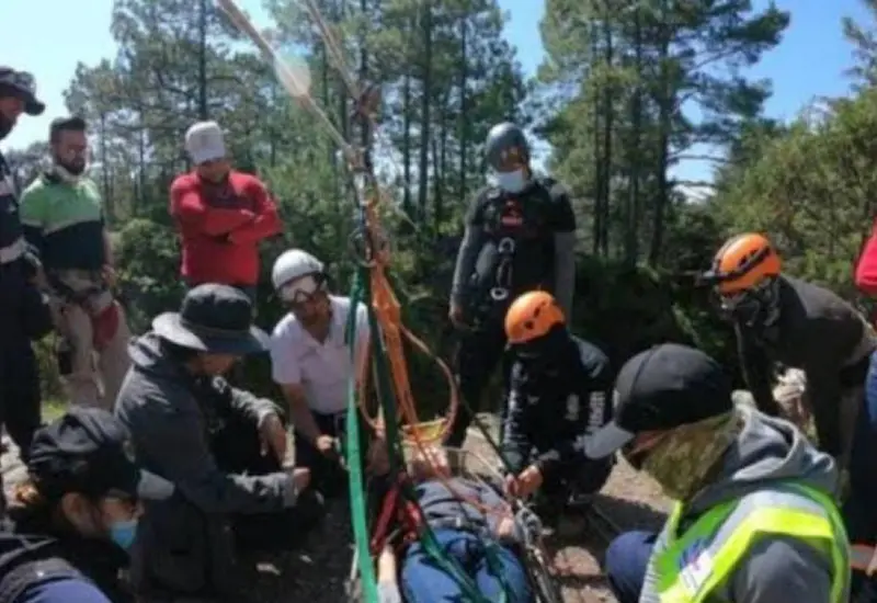 Paramédicos atienden a lesionado