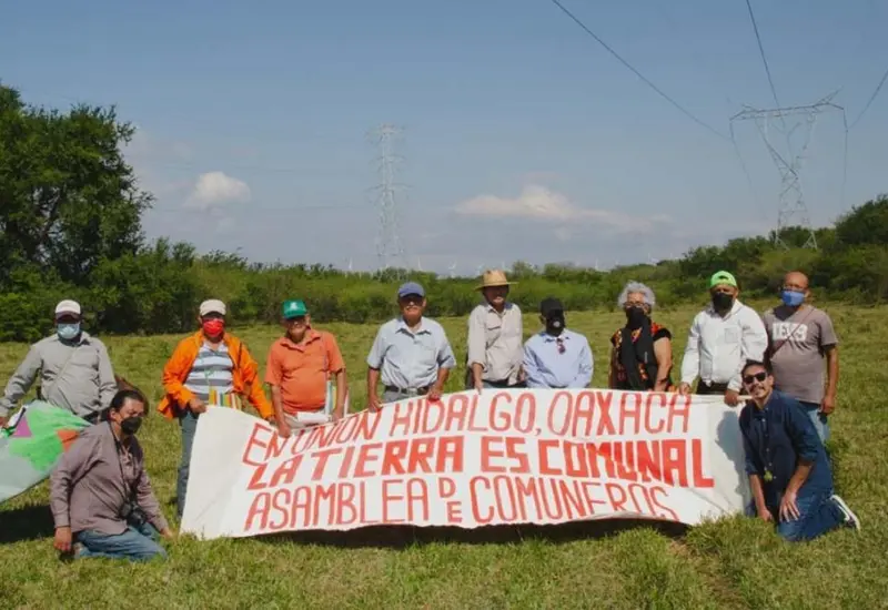 personas-pancarta-campo-oaxaca