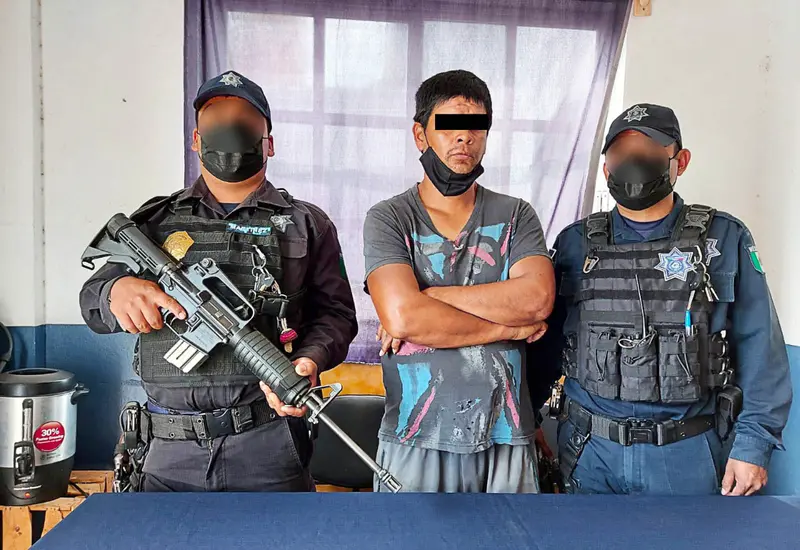 hombre-detenido-policias
