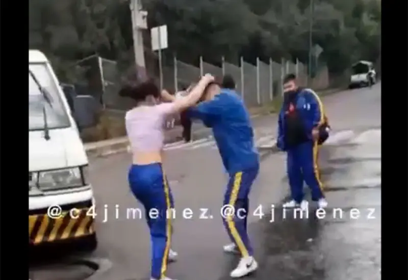 jovenes-golpeandose