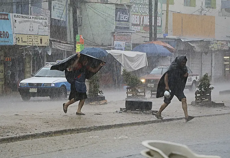 personas-cubriendose-lluvia