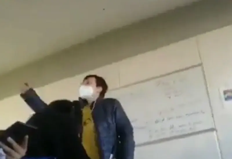 maestra-gritando