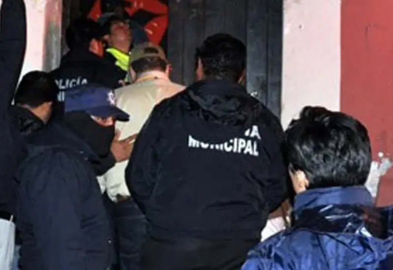 policias-afuera-de-comercio