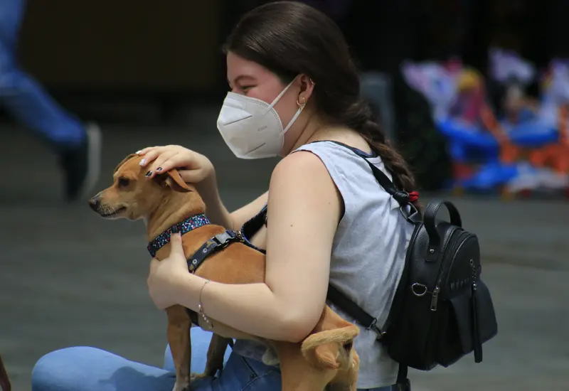 mujer_con_perro
