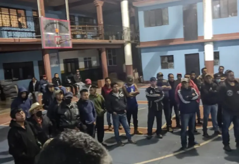 pobladores_retienen_exfuncionario