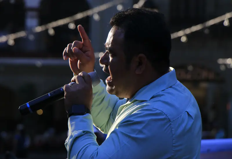hombre-dando-discurso