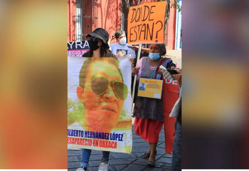 Personas-caminando-pancartas