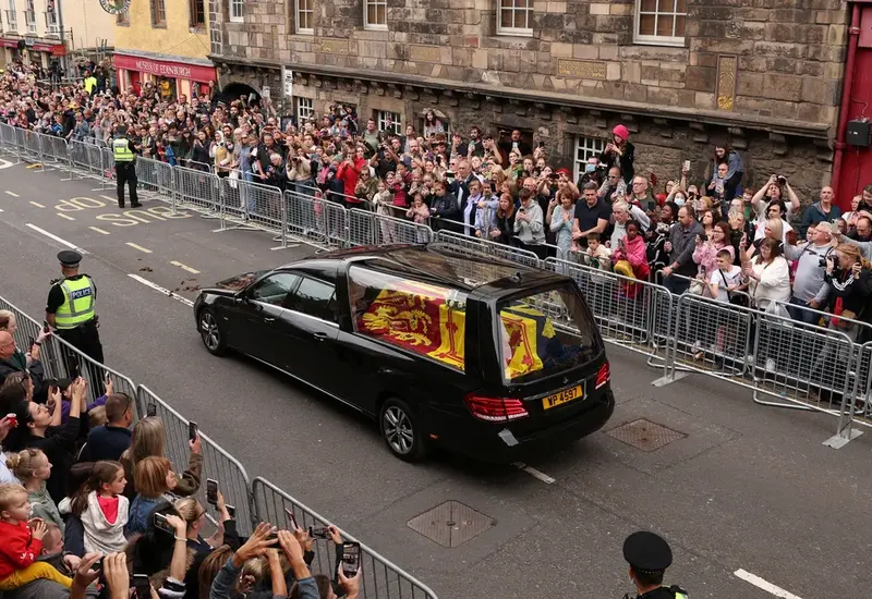 carro-transporta-ataud-reina-isabel