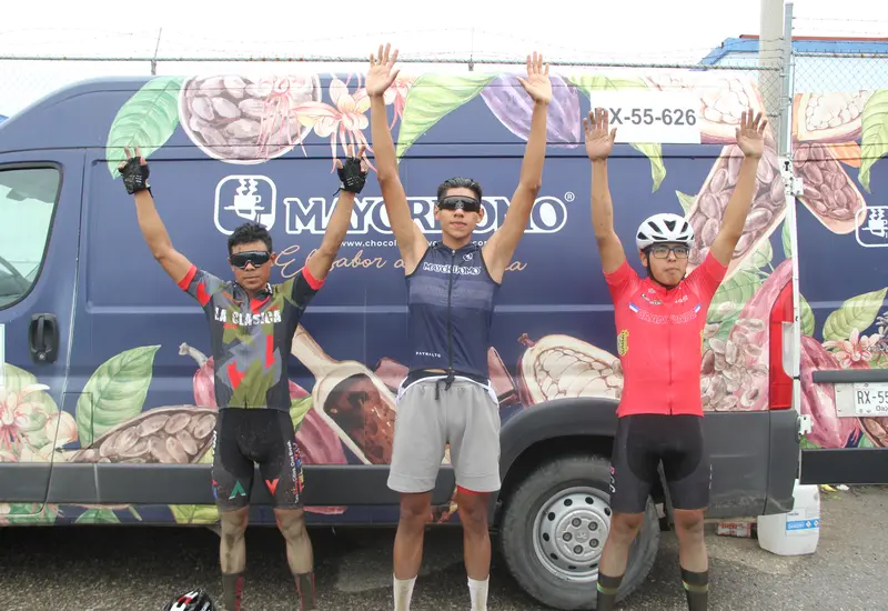 ciclistas-manos-arriba-posando