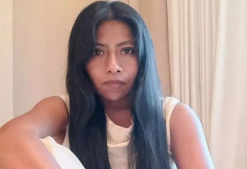 Yalitza se hace un tatuaje