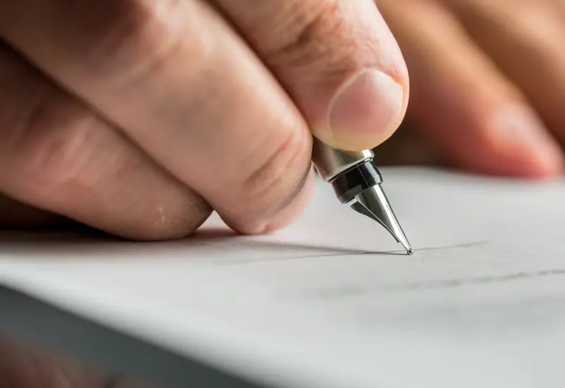 persona-escribiendo-a-mano