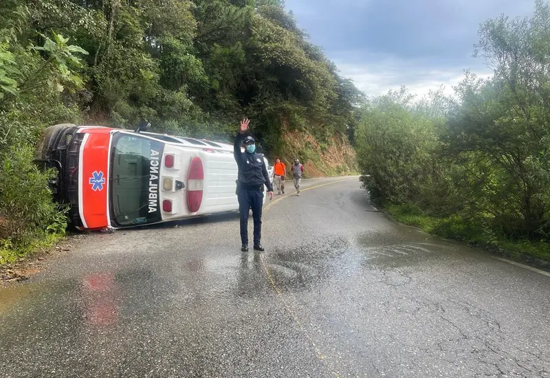 vuelca_ambulancia_en_oaxaca