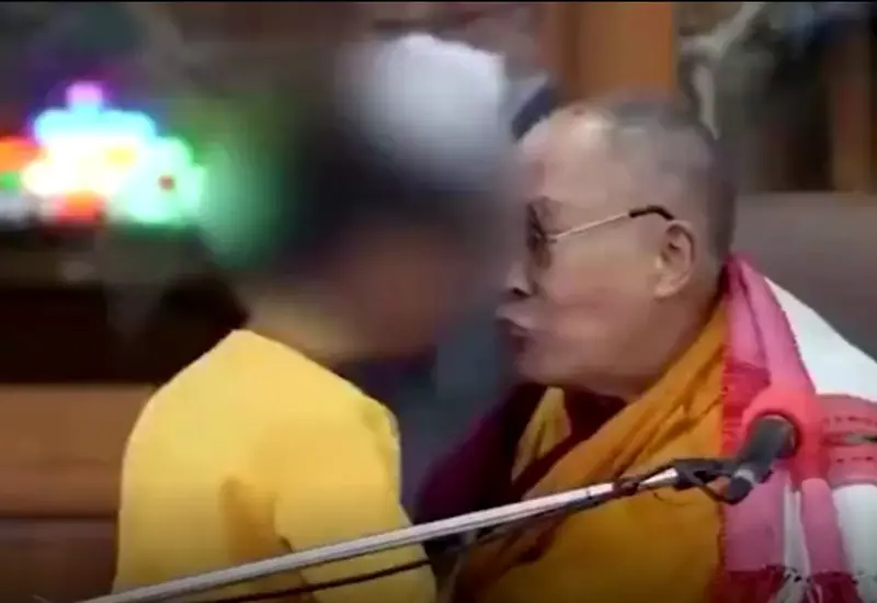 dalai_lama_besa_a_niño