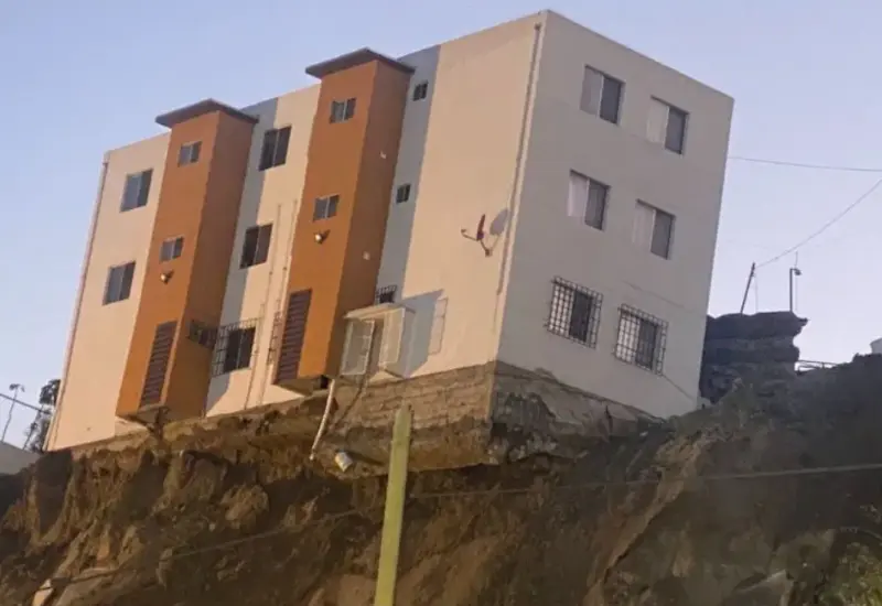 edificio_se_desploma_en_derrumbe