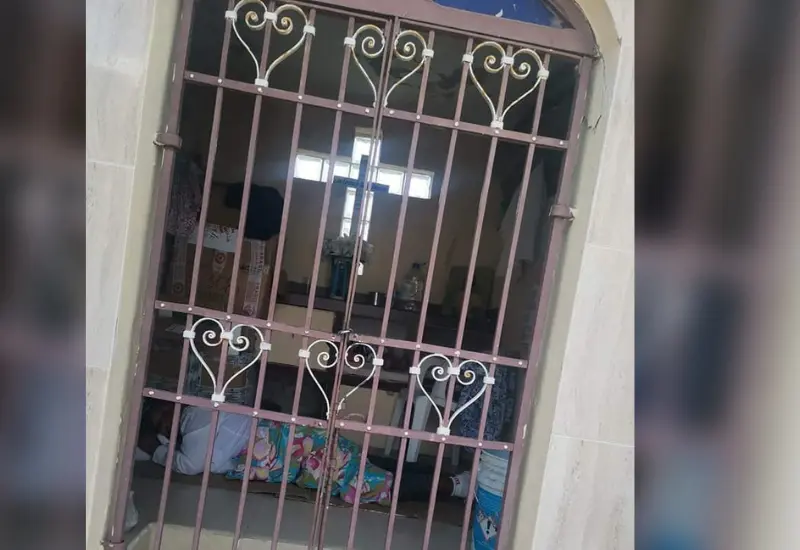 invasores_pusieron_candado_para_vivir_en_mausoleo