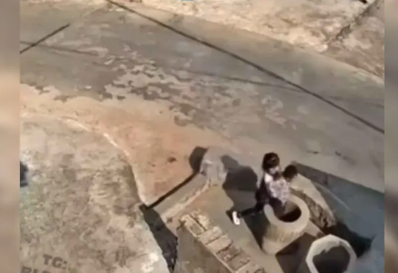 niño_arrojado_a_pozo