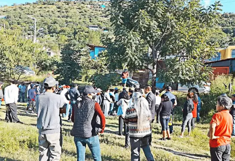 Las y los vecinos se reúnen para limpiar los terrenos que utilizan como zona de esparcimiento.