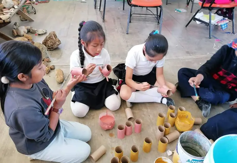 Las niñas mostraron interés por la pintura.