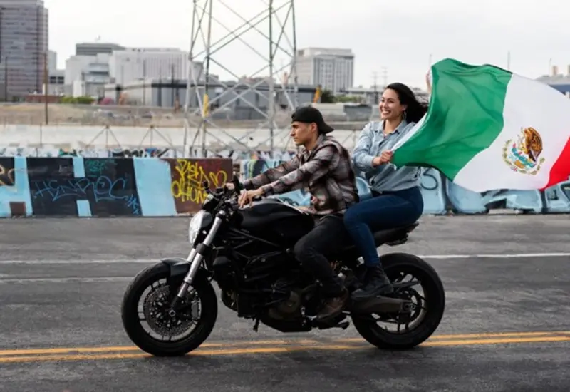 Personas en moto